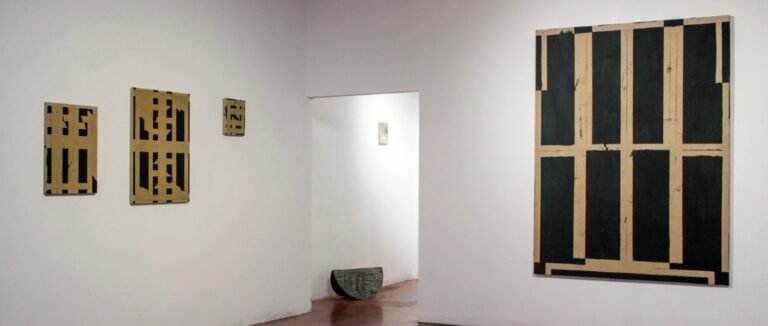 Vista de la exposición Pintura encubierta, pliegue y bisagra de Juan Sánchez en Un Lugar, Madrid, España, 2025. Imagen cortesía de Un Lugar